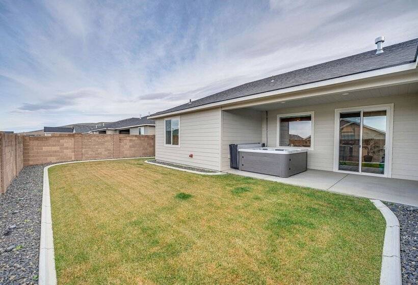 Richland Home W/ Hot Tub: Wineries, Hikes & More!