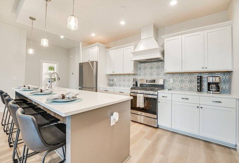 Richland Home W/ Hot Tub: Wineries, Hikes & More!