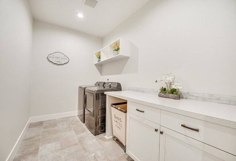 Richland Home W/ Hot Tub: Wineries, Hikes & More!