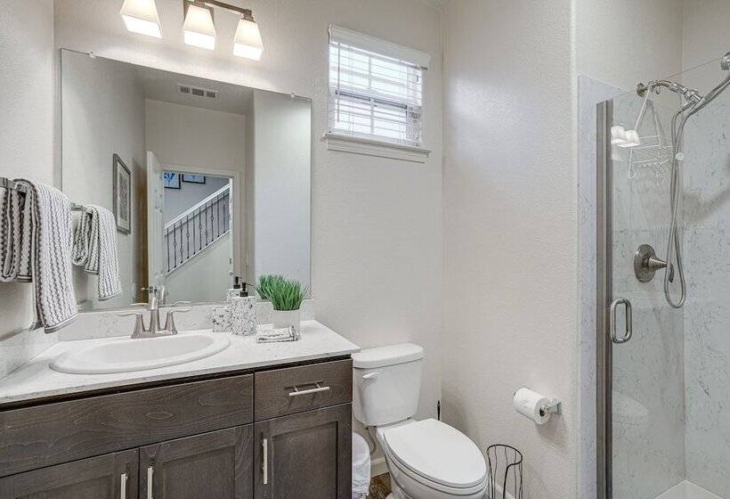 Richmond Vacation Rental: 1 Mi To Shoreline