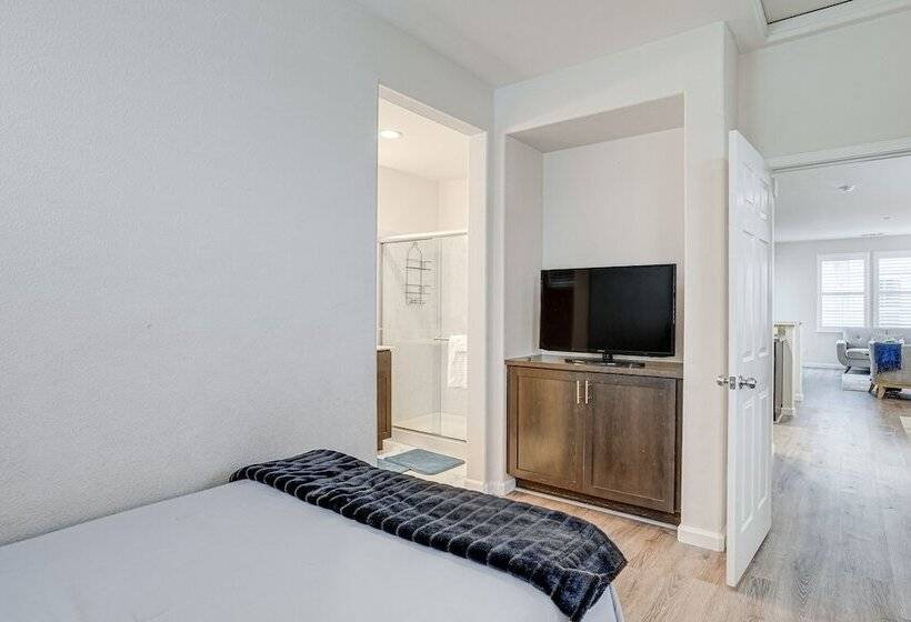 Richmond Vacation Rental: 1 Mi To Shoreline