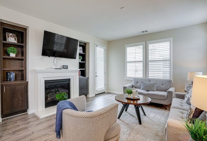 Richmond Vacation Rental: 1 Mi To Shoreline