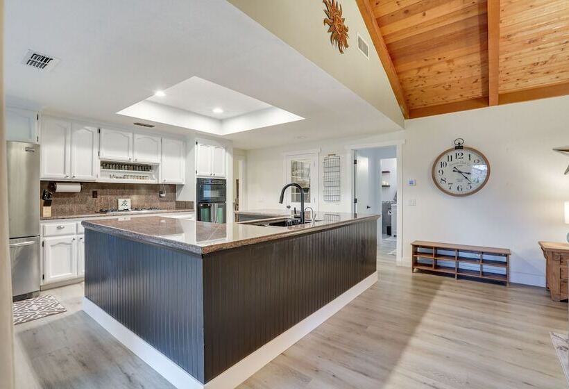 Roseville Home W/ Pool, 5 Mi To Folsom Lake!