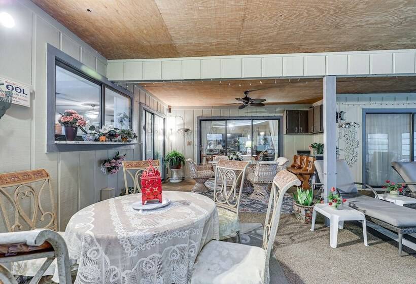 Spacious Brandon Home: 10 Mi To Downtown Tampa!