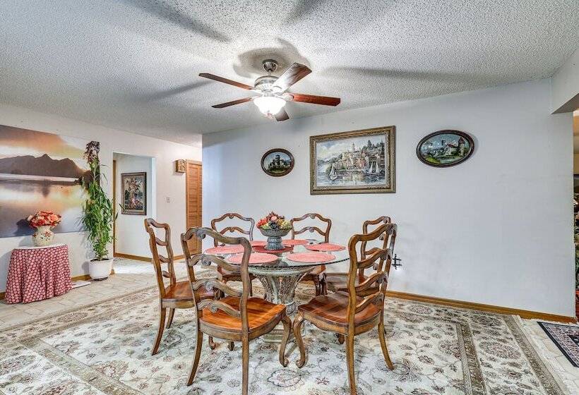 Spacious Brandon Home: 10 Mi To Downtown Tampa!