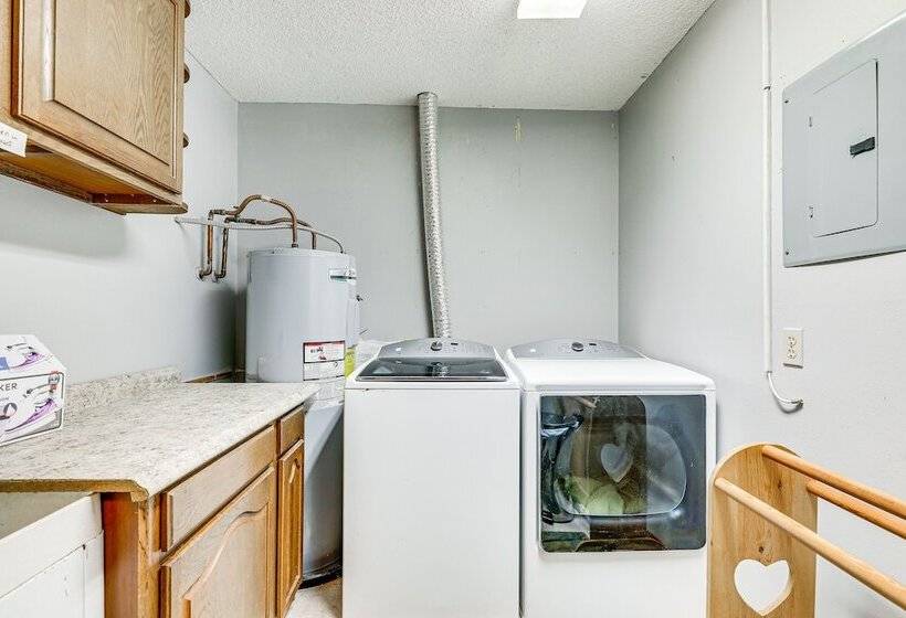 Spacious Brandon Home: 10 Mi To Downtown Tampa!