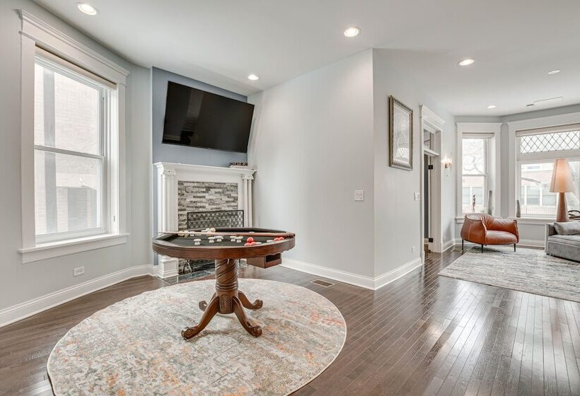 Spacious Condo W/ Deck ~ 3 Mi To Downtown Chicago!