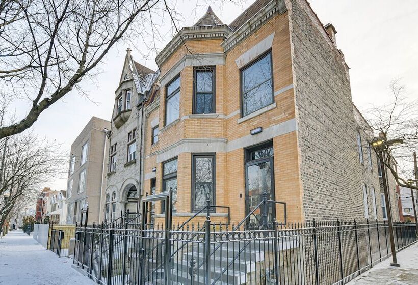 Spacious Condo W/ Deck ~ 3 Mi To Downtown Chicago!