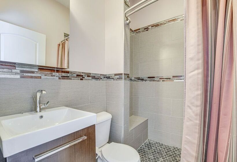 Spacious Condo W/ Deck ~ 3 Mi To Downtown Chicago!