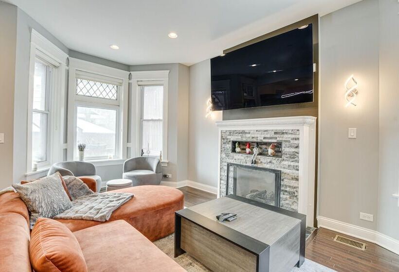 Spacious Condo W/ Deck ~ 3 Mi To Downtown Chicago!