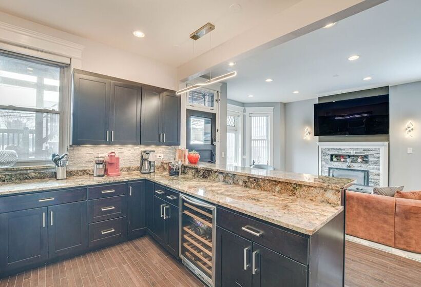 Spacious Condo W/ Deck ~ 3 Mi To Downtown Chicago!