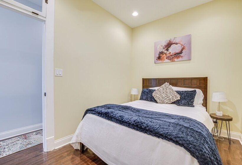 Spacious Condo W/ Deck ~ 3 Mi To Downtown Chicago!