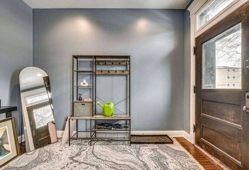 Spacious Condo W/ Deck ~ 3 Mi To Downtown Chicago!