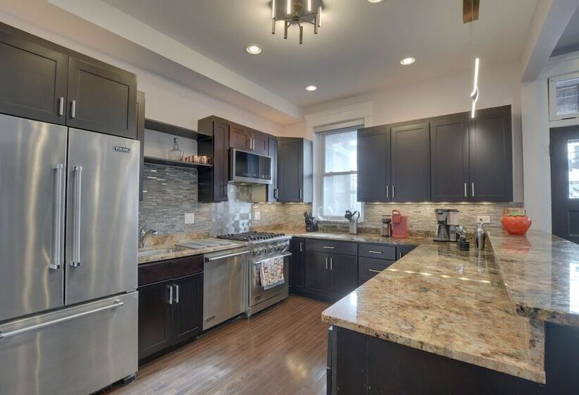 Spacious Condo W/ Deck ~ 3 Mi To Downtown Chicago!