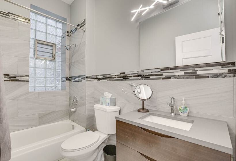 Spacious Condo W/ Deck ~ 3 Mi To Downtown Chicago!