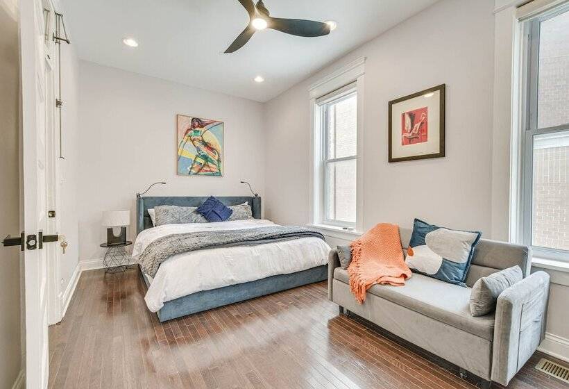 Spacious Condo W/ Deck ~ 3 Mi To Downtown Chicago!