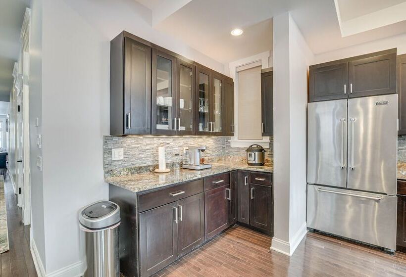 Spacious Condo W/ Deck ~ 3 Mi To Downtown Chicago!