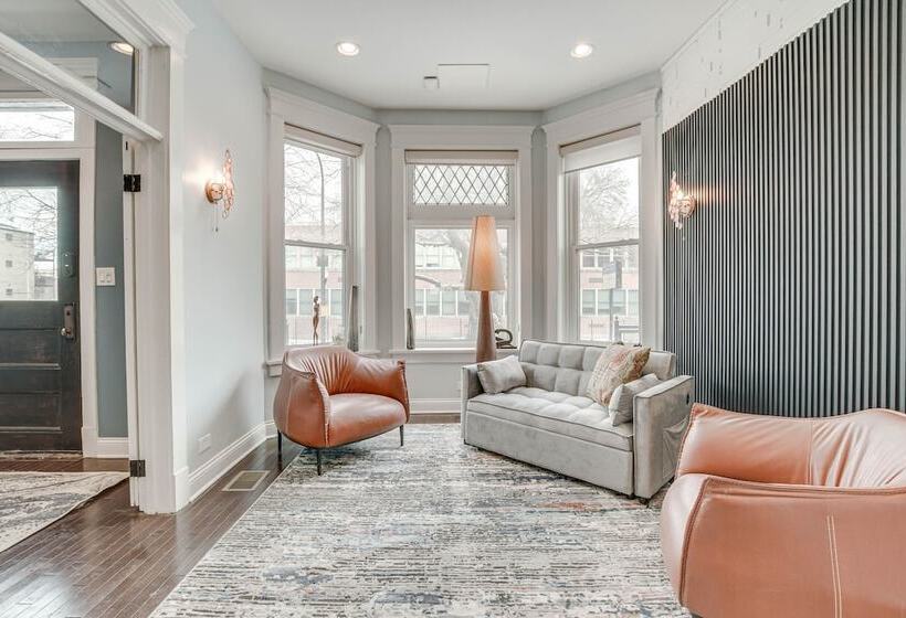 Spacious Condo W/ Deck ~ 3 Mi To Downtown Chicago!