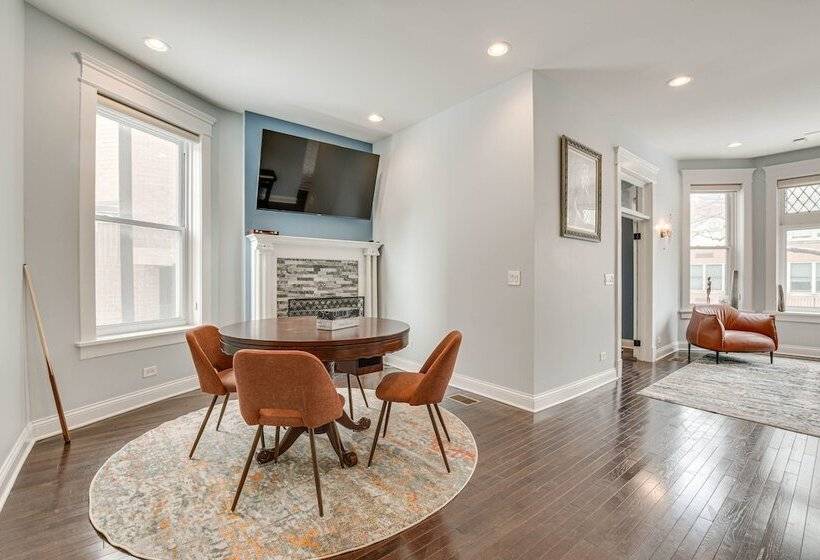 Spacious Condo W/ Deck ~ 3 Mi To Downtown Chicago!