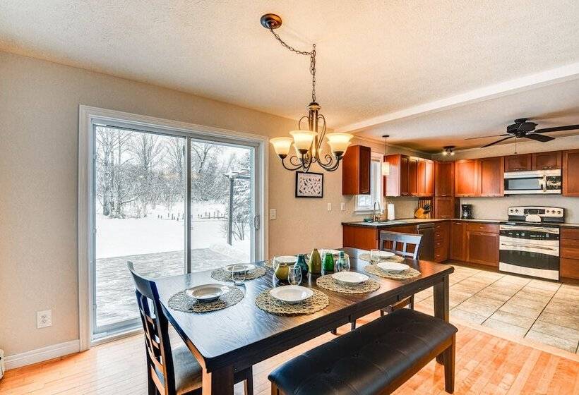 Spacious Family Home W/ Deck & Yard: 5 Mi To Stowe