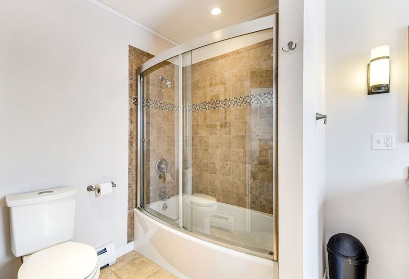 Spacious Family Home W/ Deck & Yard: 5 Mi To Stowe