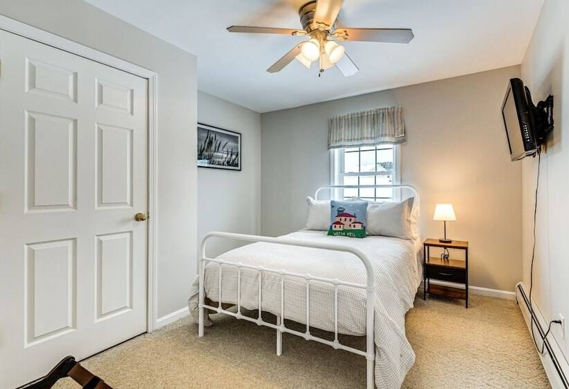 Spacious Family Home W/ Deck & Yard: 5 Mi To Stowe