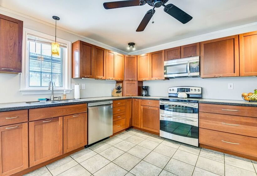 Spacious Family Home W/ Deck & Yard: 5 Mi To Stowe