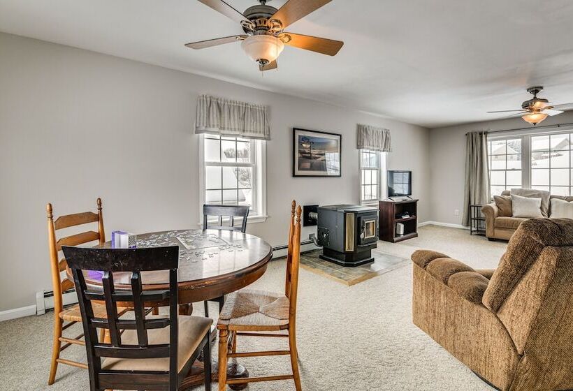 Spacious Family Home W/ Deck & Yard: 5 Mi To Stowe