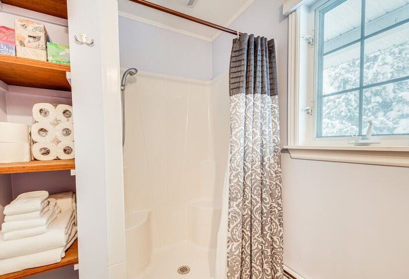 Spacious Family Home W/ Deck & Yard: 5 Mi To Stowe