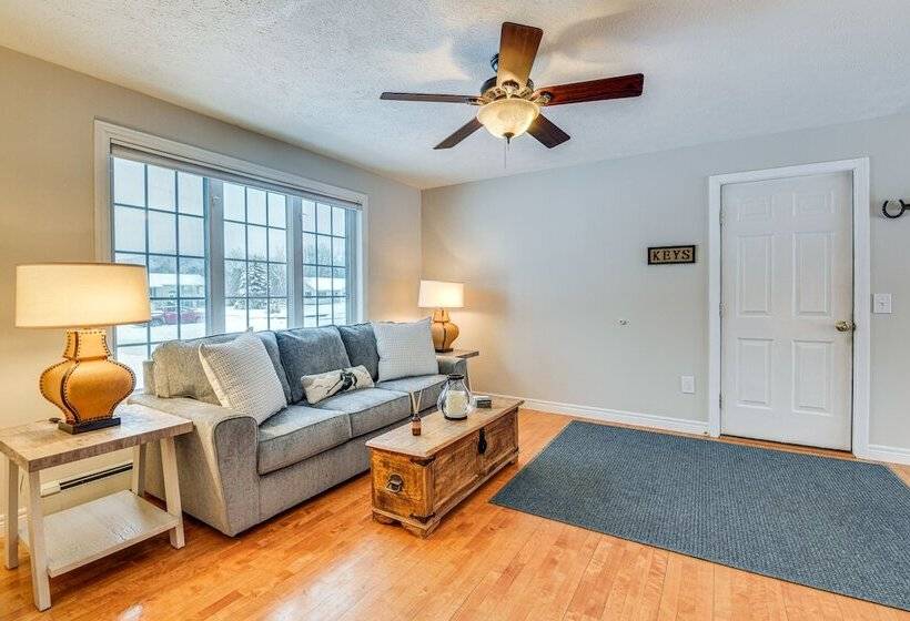 Spacious Family Home W/ Deck & Yard: 5 Mi To Stowe