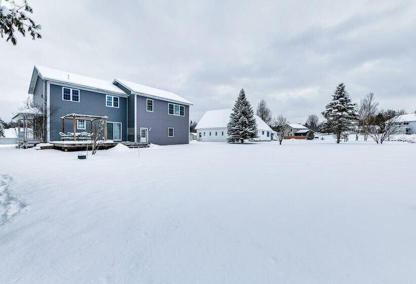 Spacious Family Home W/ Deck & Yard: 5 Mi To Stowe