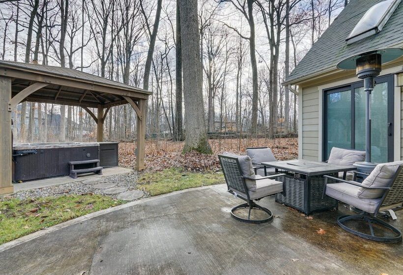 Spacious Fort Wayne Home W/ Hot Tub + Sauna!