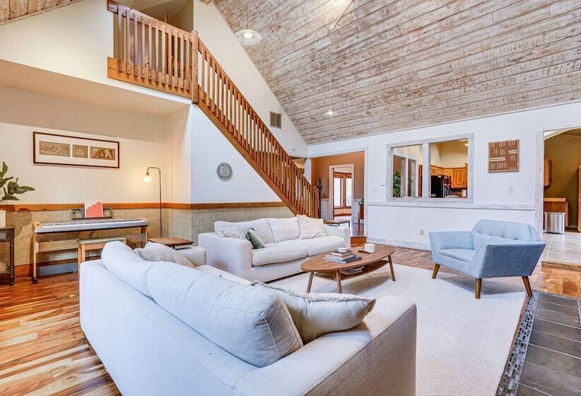 Spacious Fort Wayne Home W/ Hot Tub + Sauna!