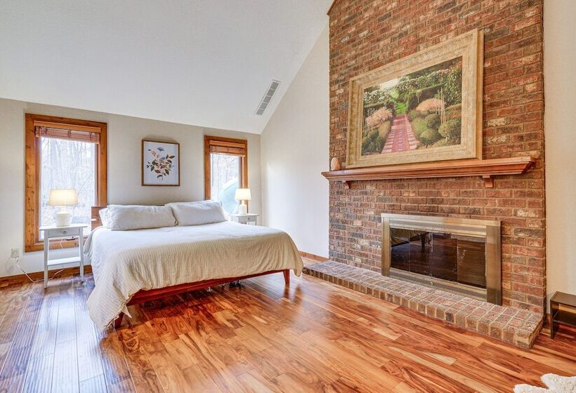 Spacious Fort Wayne Home W/ Hot Tub + Sauna!