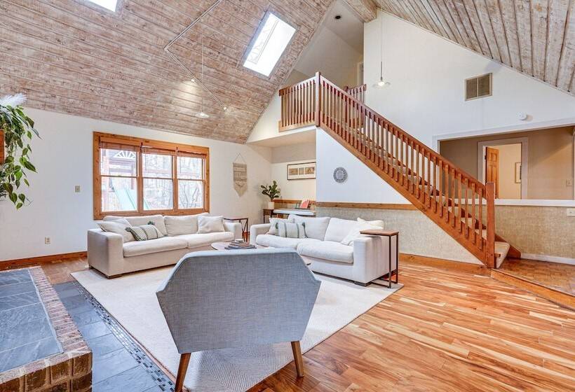 Spacious Fort Wayne Home W/ Hot Tub + Sauna!