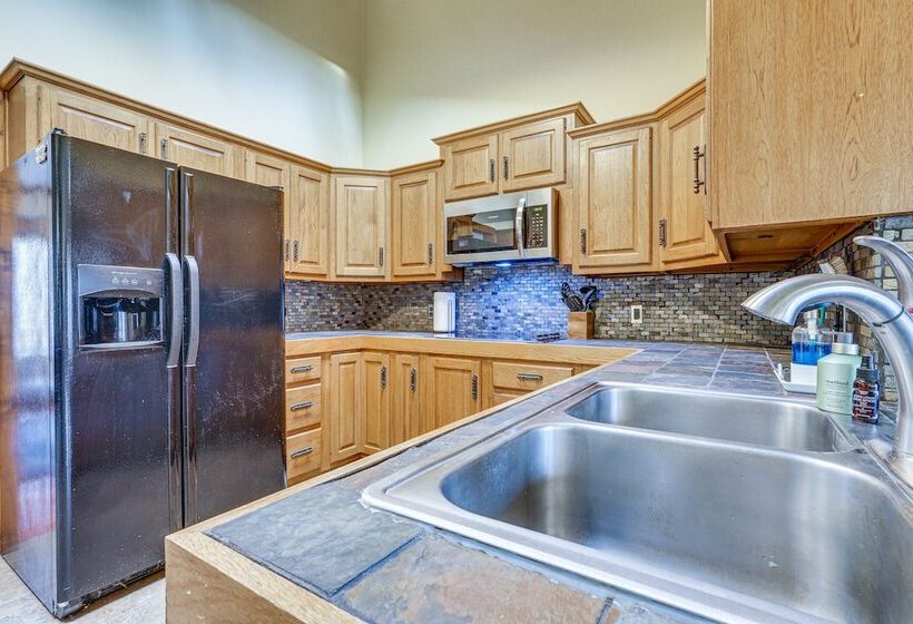 Spacious Fort Wayne Home W/ Hot Tub + Sauna!