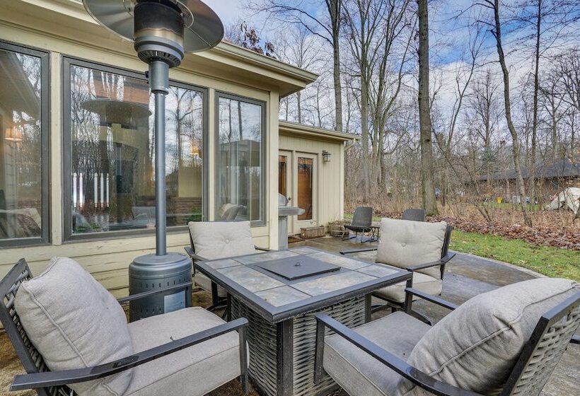 Spacious Fort Wayne Home W/ Hot Tub + Sauna!