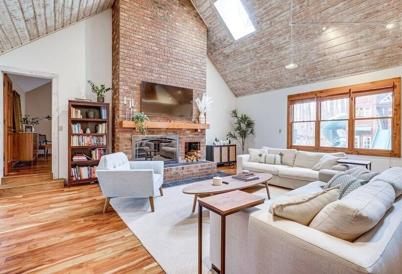 Spacious Fort Wayne Home W/ Hot Tub + Sauna!