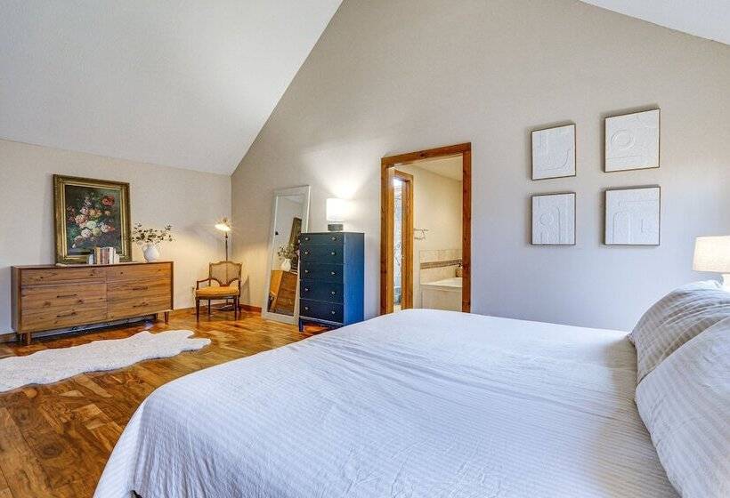 Spacious Fort Wayne Home W/ Hot Tub + Sauna!