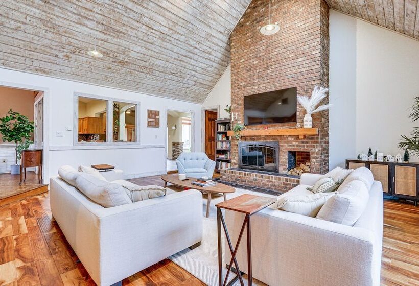 Spacious Fort Wayne Home W/ Hot Tub + Sauna!