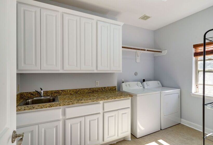 Spacious Houston Home ~ 12 Mi To Downtown!