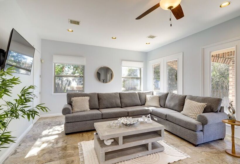 Spacious Houston Home ~ 12 Mi To Downtown!