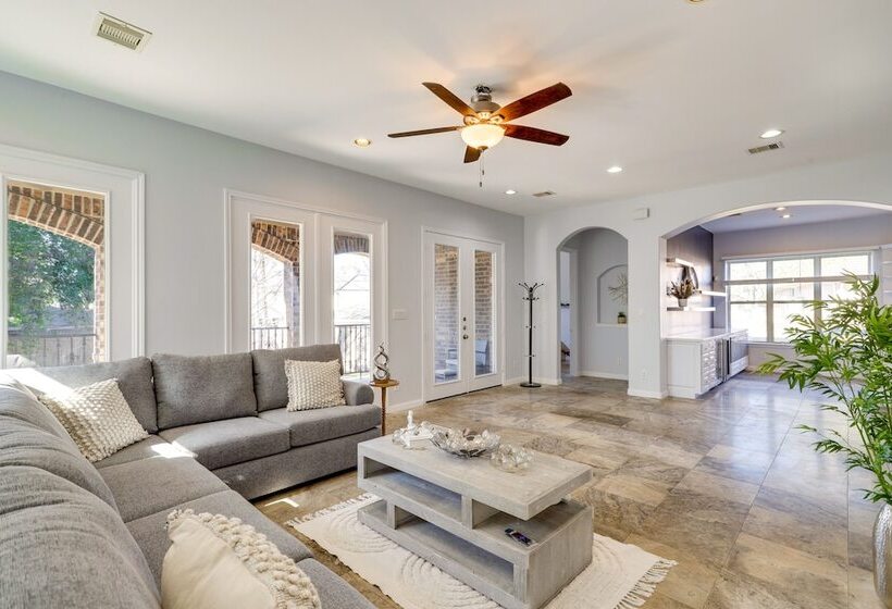 Spacious Houston Home ~ 12 Mi To Downtown!