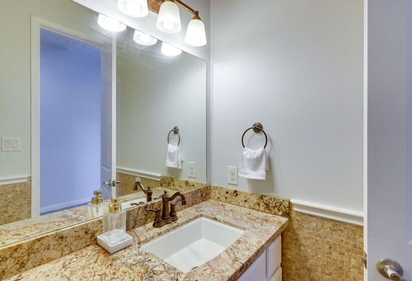 Spacious Houston Home ~ 12 Mi To Downtown!