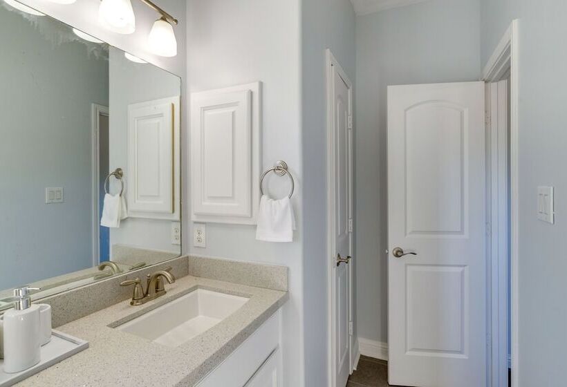 Spacious Houston Home ~ 12 Mi To Downtown!