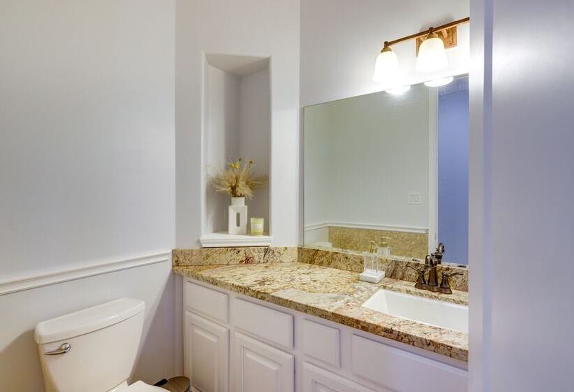 Spacious Houston Home ~ 12 Mi To Downtown!