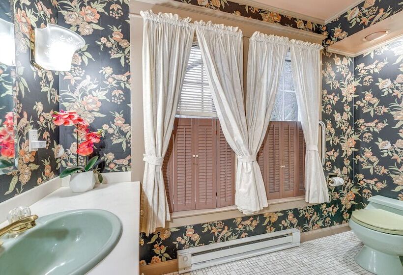 Spacious Jamestown Home Near Nat L Comedy Center!