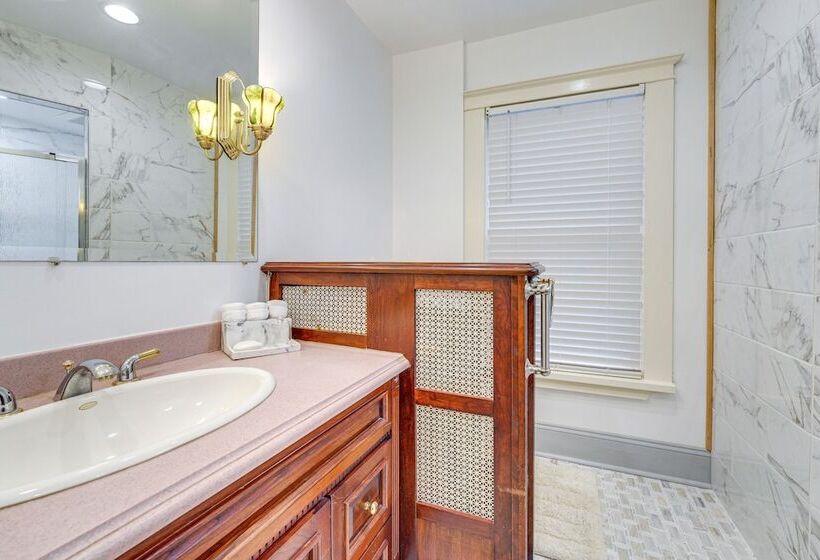 Spacious Jamestown Home Near Nat L Comedy Center!