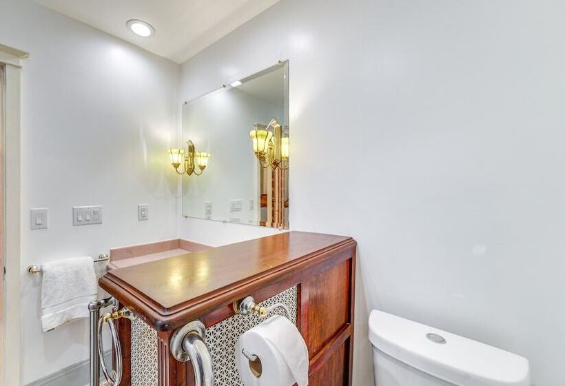 Spacious Jamestown Home Near Nat L Comedy Center!