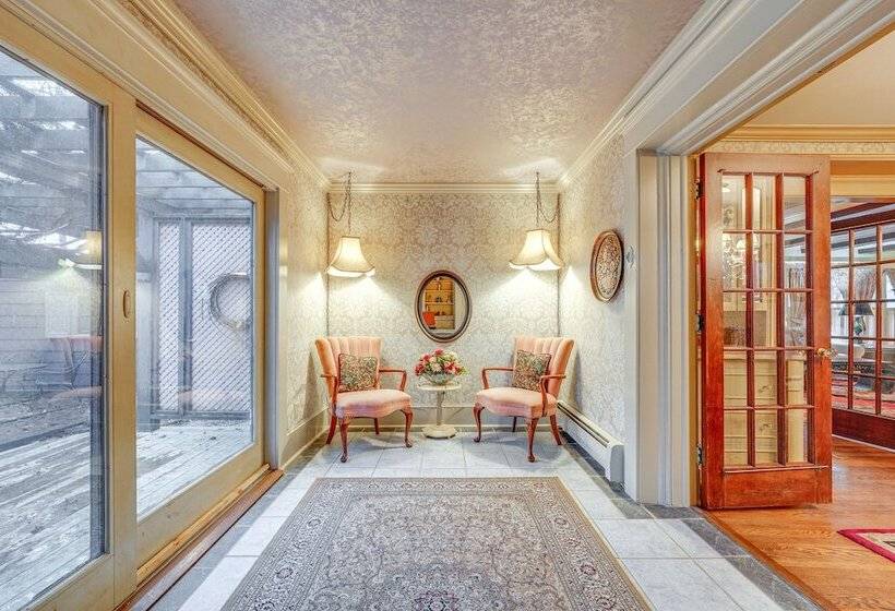 Spacious Jamestown Home Near Nat L Comedy Center!